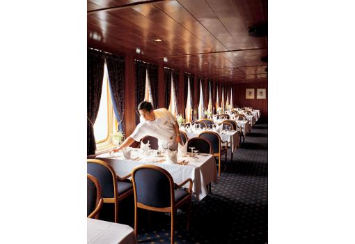 El exclusivo Restaurante Principal con sus grandes ventanas